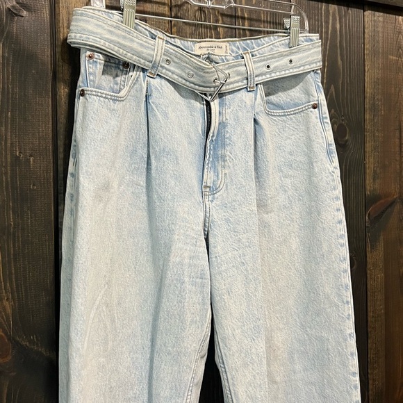 Abercrombie & Fitch The Loose High Rise Belted Jeans 30 10 Denim Light Baggy - Picture 3 of 15